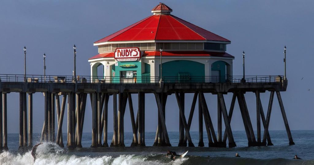 Huntington Beach Pier Plaza: