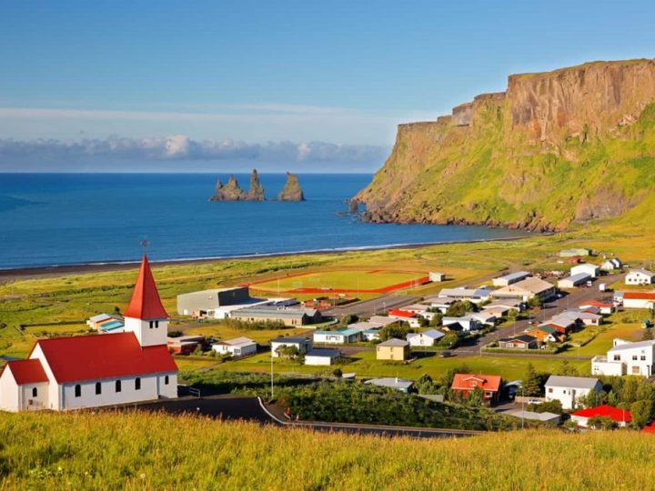Traveling in Iceland: Chasing the Northern Lights or Glaciers? Plan Your Dream Itinerary