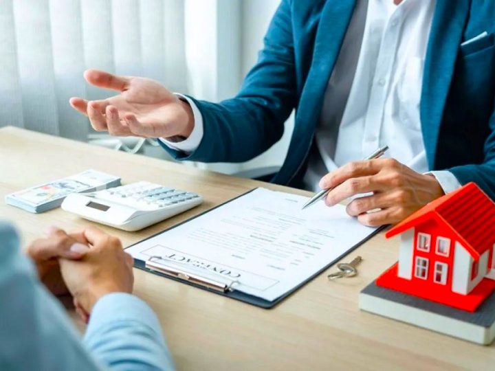 The Role of a Real Estate Agent in Negotiating Your Home Price